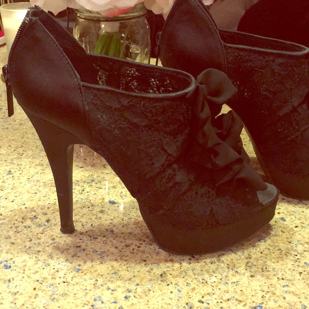 Black lacy pumps